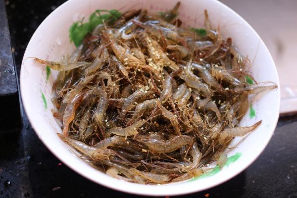 小虾吃什么(都是用什么吃)